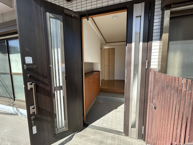 メゾンド富士の玄関