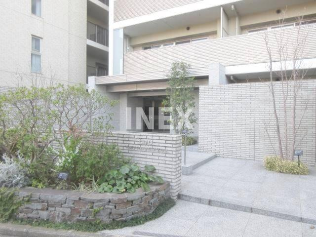 横浜市神奈川区三ツ沢上町の賃貸マンションのエントランス