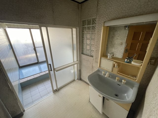 高島市今津町中沼2丁目中古戸建の独立洗面台