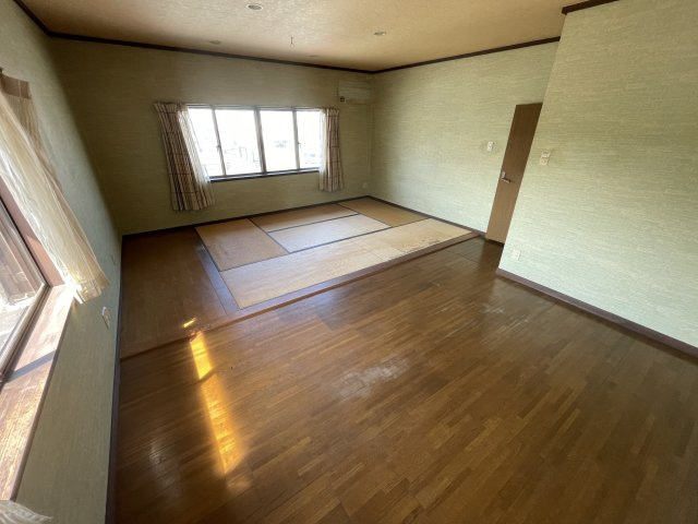 高島市今津町中沼2丁目中古戸建の洋室