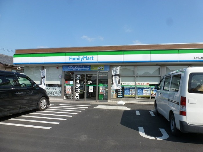 メープルリーフの周辺|ファミリーマートまで約500ｍです。