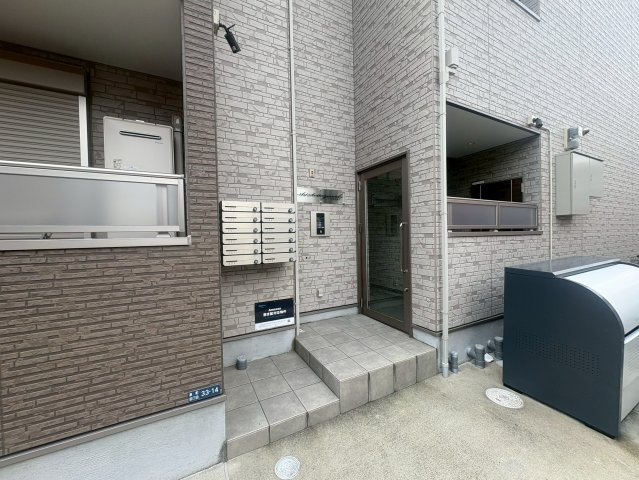 吹田市泉町４丁目のアパートのエントランス