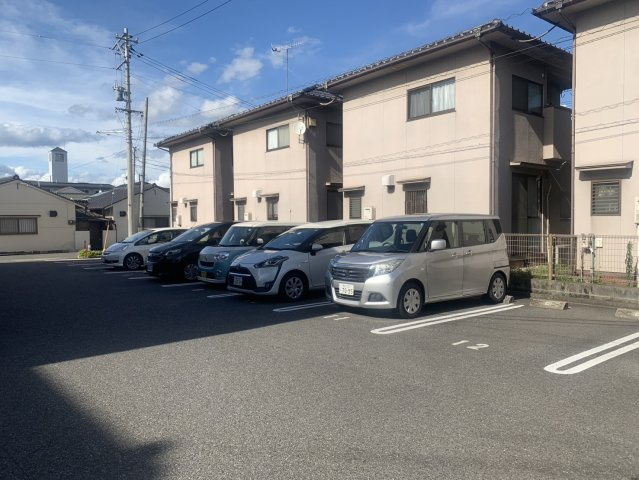 モアレフィナード　A棟の駐車場