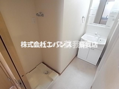 【洗面所】 | アプリコット・ヒル | ゆったりとスペースのある洗面所
