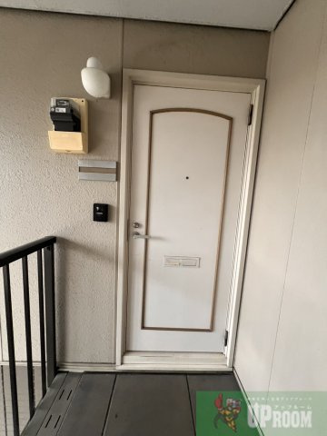 アーバン元郷 A棟の玄関