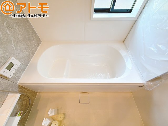 【浴室】 | 島田市御仮屋町　新築戸建　全1棟 | お子様やお年寄りが使いやすいだけでなく、半身浴にも便利なベンチタイプの湯舟です。お湯の節約にも！