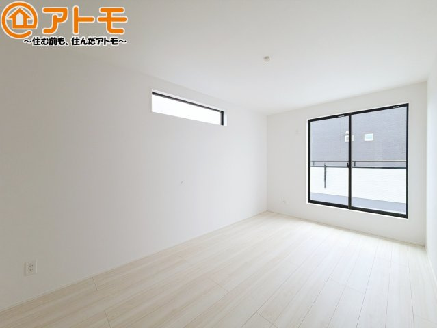 【寝室】 | 島田市御仮屋町　新築戸建　全1棟 | バルコニーに面したお部屋なので、布団などの大きなものも楽々干せます♪