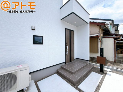 【玄関】 | 島田市御仮屋町　新築戸建　全1棟 | 落ち着いた色合いの玄関はダブルロックで防犯性に優れた仕様になっています♪