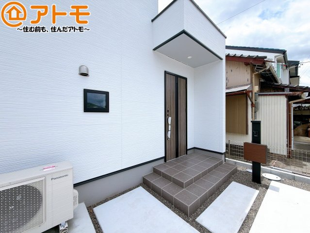 【玄関】 | 島田市御仮屋町　新築戸建　全1棟 | 落ち着いた色合いの玄関はダブルロックで防犯性に優れた仕様になっています♪