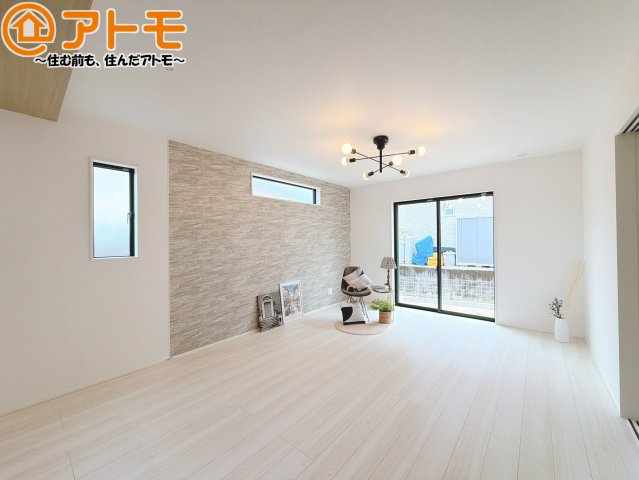 【居間・リビング】 | 島田市御仮屋町　新築戸建　全1棟 | 日当たりのよいリビングは、一年を通してぽかぽかとしています。家族が自然と集まる空間になりそうですね♪