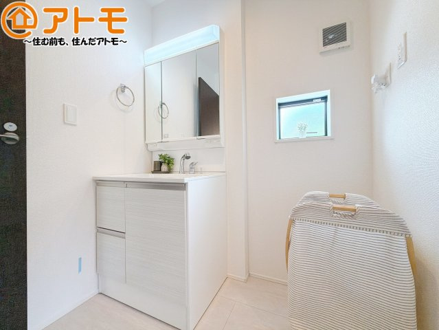 【独立洗面台】 | 島田市御仮屋町　新築戸建　全1棟 | シャワータイプの洗面台は、洗濯物の土汚れなどの予洗いもしやすいため、お子様のいるご家庭でも大活躍！