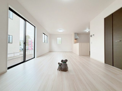 【居間・リビング】 | 高崎市島野町　新築住宅 | 上質な素材感と明るい空間が調和するリビング・ダイニング。家族やゲストをもてなす、ワンランク上のくつろぎをお届けします。