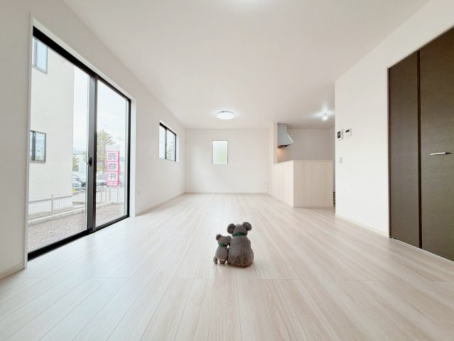 【居間・リビング】 | 高崎市島野町　新築住宅 | 上質な素材感と明るい空間が調和するリビング・ダイニング。家族やゲストをもてなす、ワンランク上のくつろぎをお届けします。