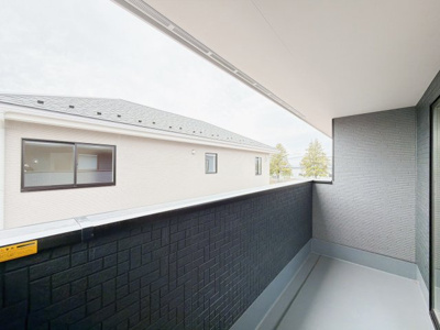【バルコニー】 | 高崎市島野町　新築住宅 | 日当たりの良いバルコニーで毎日の暮らしに明るさとゆとりを。洗濯物もよく乾き、季節の移ろいを感じながら過ごせます。
