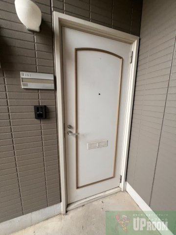アーバン元郷 B棟の玄関