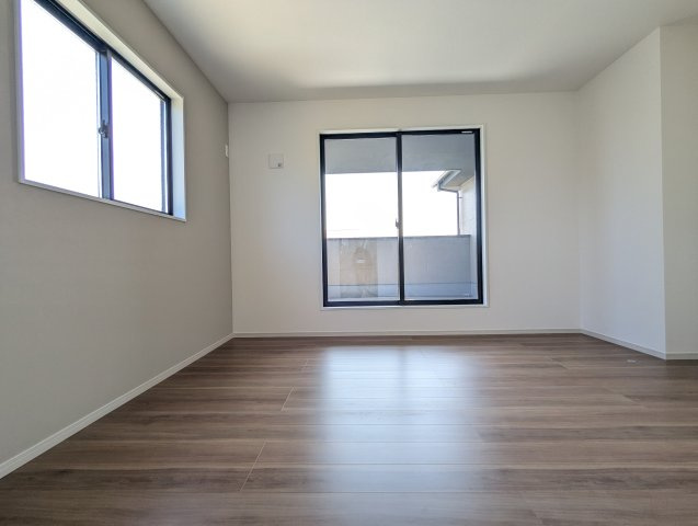 ひたちなか市市毛　4期の洋室|洋室です。バルコニーに面したお部屋は照明を点ける時間が少なくて済むので省エネに繋がります。
