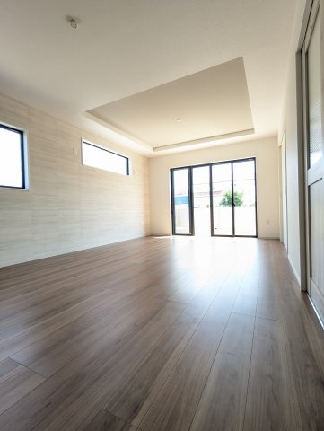 ひたちなか市市毛　4期の居間・リビング|リビングの写真です。大きな窓があり陽射しが差し込みます。お子様の目を離すことなく片付け・お料理ができ安心です～♪