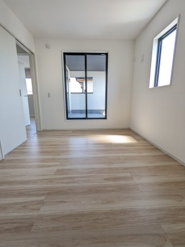 ひたちなか市市毛　4期の居間・リビング|洋室の写真です。フローリングの部屋は家具やインテリアともマッチしてお洒落感が出やすく身の周りの整理がしやすく魅力的です～♪