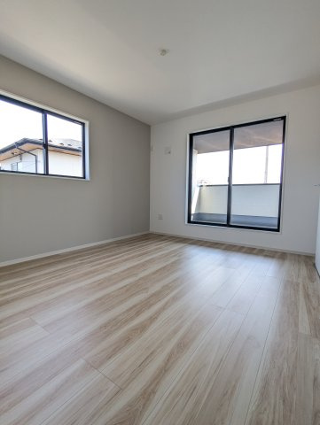 ひたちなか市市毛　4期の洋室|洋室です。バルコニーに面したお部屋は照明を点ける時間が少なくて済むので省エネに繋がります。