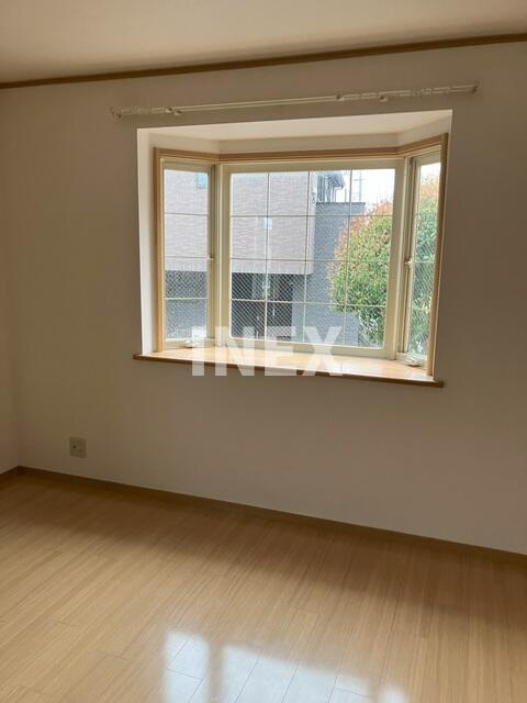 横浜市神奈川区片倉５丁目のテラスの居間・リビング|出窓