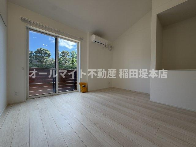 川崎市多摩区栗谷４丁目のアパートの居間・リビング