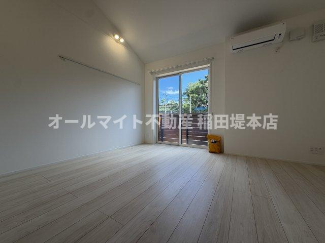 川崎市多摩区栗谷４丁目のアパートの居間・リビング