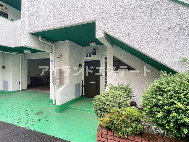 下馬ヨークス　3方角住戸　専用庭　オール電化のエントランス