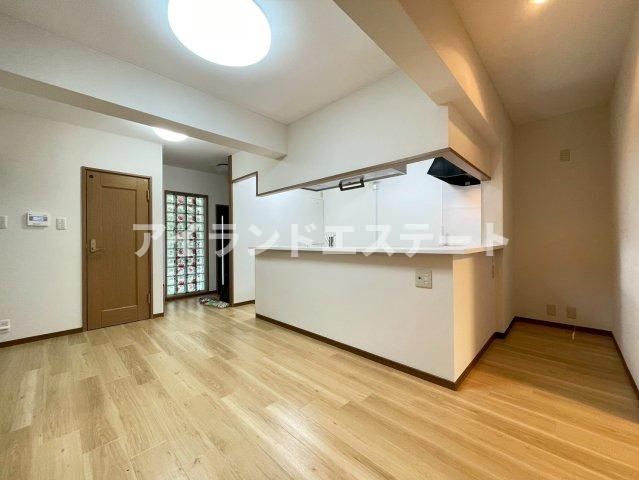 下馬ヨークス　3方角住戸　専用庭　オール電化の居間・リビング