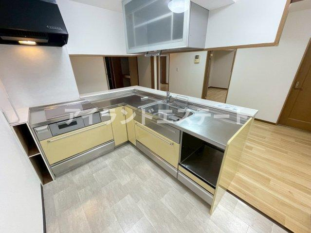 下馬ヨークス　3方角住戸　専用庭　オール電化のキッチン
