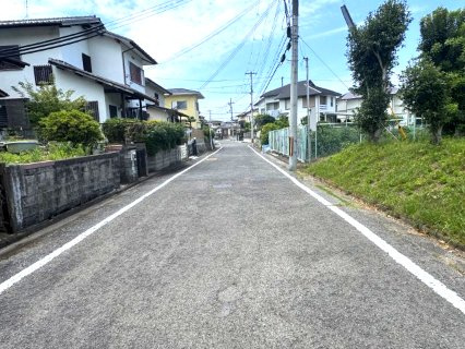 泉南市新家サングリーンいずみ台古家付き土地の前面道路含む現地写真