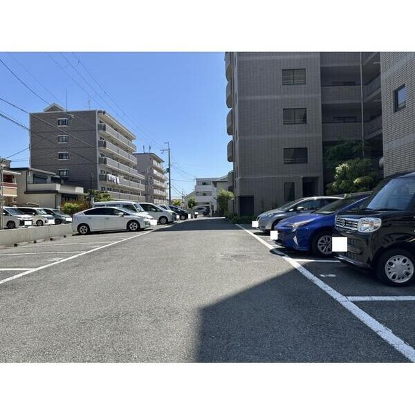 セゾン・若園の駐車場