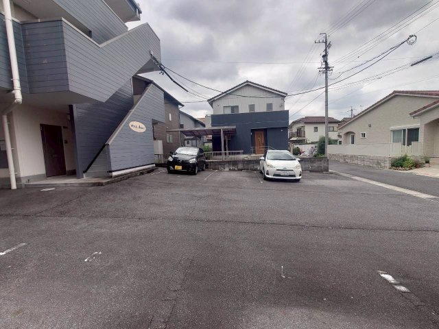 ウッディハウスⅡの駐車場
