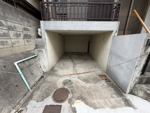 尼崎市次屋２丁目の一戸建ての駐車場