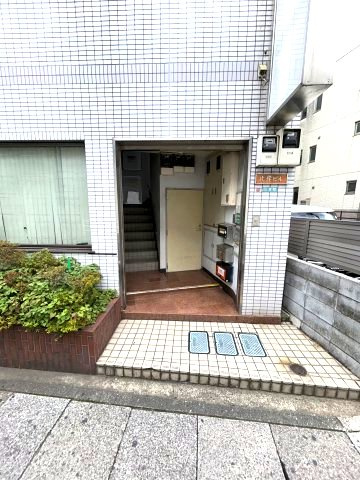 片岸ビルのエントランス