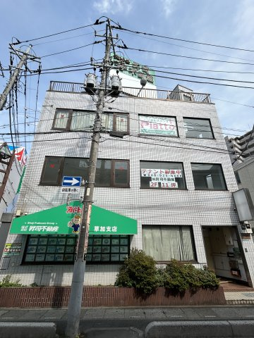 片岸ビルの外観