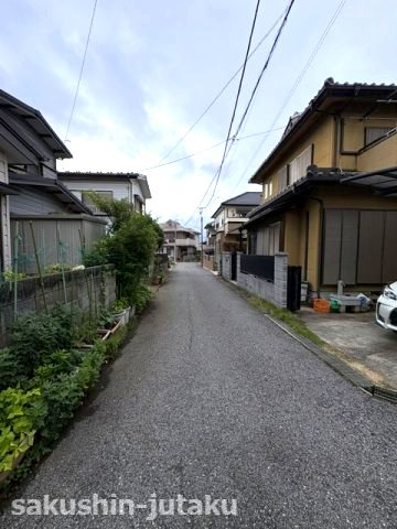 高津　売地の前面道路含む現地写真|高津　売地　建築条件なし　丁度いい約３４坪　南西側道路面　解体更地渡し