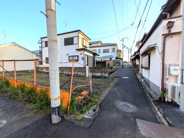 貝塚市北町土地34.4坪（要セットバック）の前面道路含む現地写真