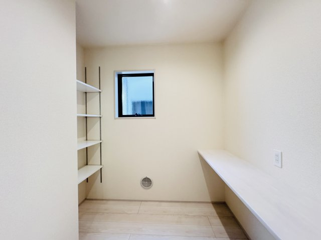 三郷市東町新築戸建（東町７期）の収納|キッチン横・パントリースペース