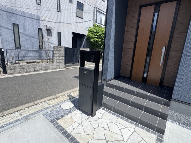 三郷市東町新築戸建（東町７期）の防犯設備|インターホン・宅配ボックス完備