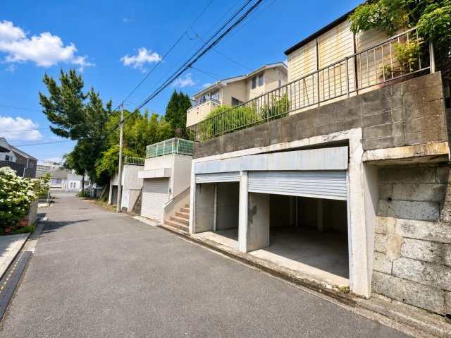 【前面道路含む現地写真】 | ◆南区六ツ川2丁目　建築条件無し売地◆ | ◆前面道路も幅員があり車の運転も安心！前面道路は閑静な住宅地。車通りの少ない道路です。お子様にも安心です。