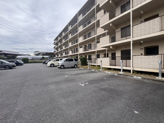 レオパルドの駐車場