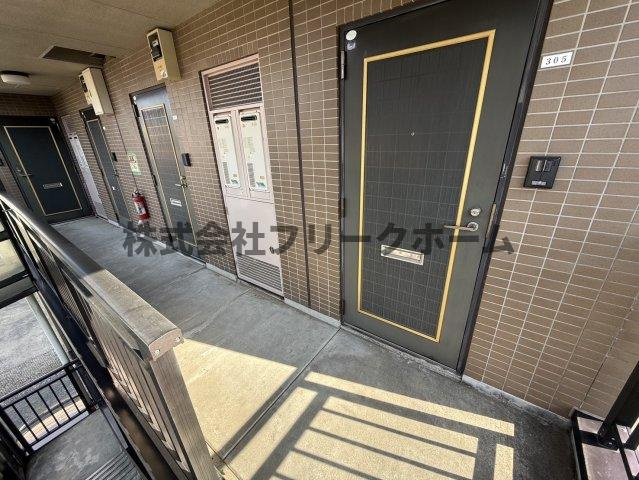 小金井市本町１丁目の賃貸マンションのエントランス