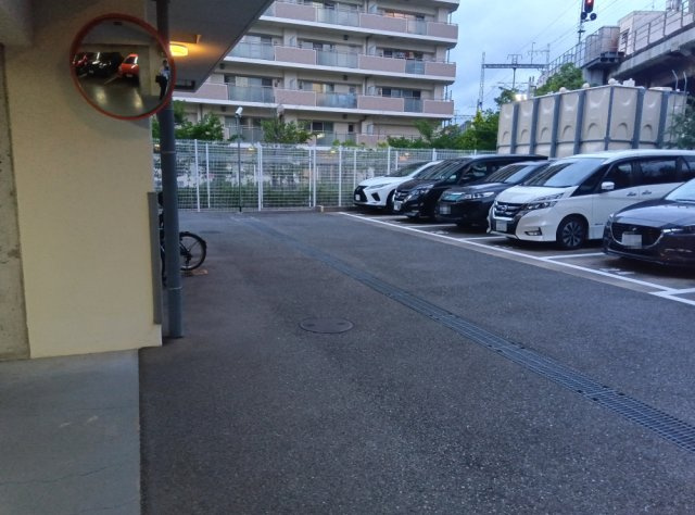 ラフィネス西宮北口サウスコートの駐車場