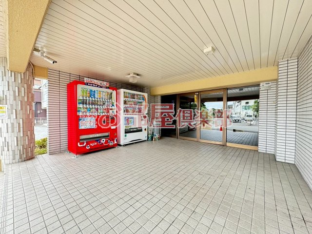 若林ビルのエントランス