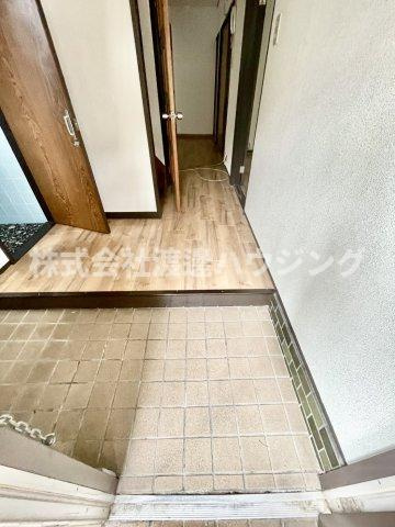 片山町1丁目貸家の玄関