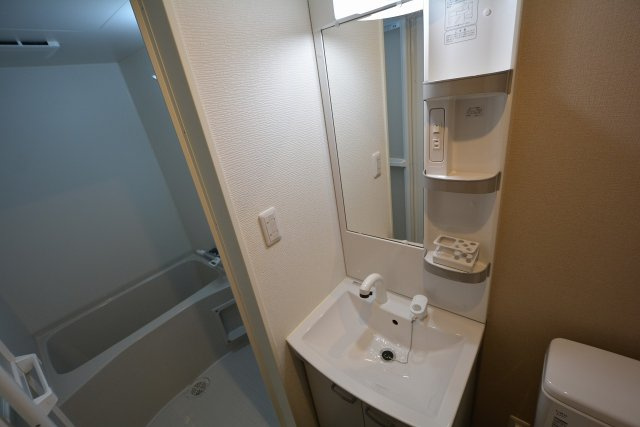 シンプルで使いやすい洗面化粧台付き！
