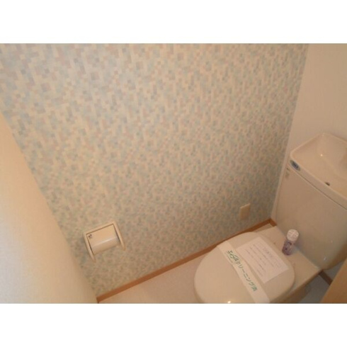 温水洗浄便座付きのトイレです♪