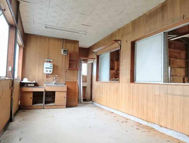 売倉庫　焼津市三和のその他|かつての休憩所です。手前にシンクがあり、奥にトイレと洗面台があります。