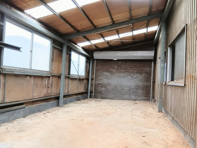 売倉庫　焼津市三和のその他|搬出入口の北側にあるシャッター内。屋根にも明り取り部分があり室内に陽の光が入ります。
