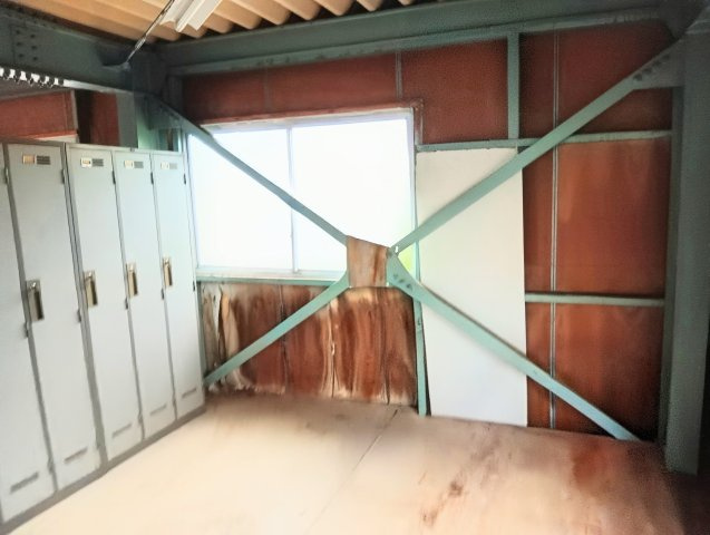 売倉庫　焼津市三和のその他|2階のかつての更衣室。東側は壁でなく、ロッカーで仕切られています。